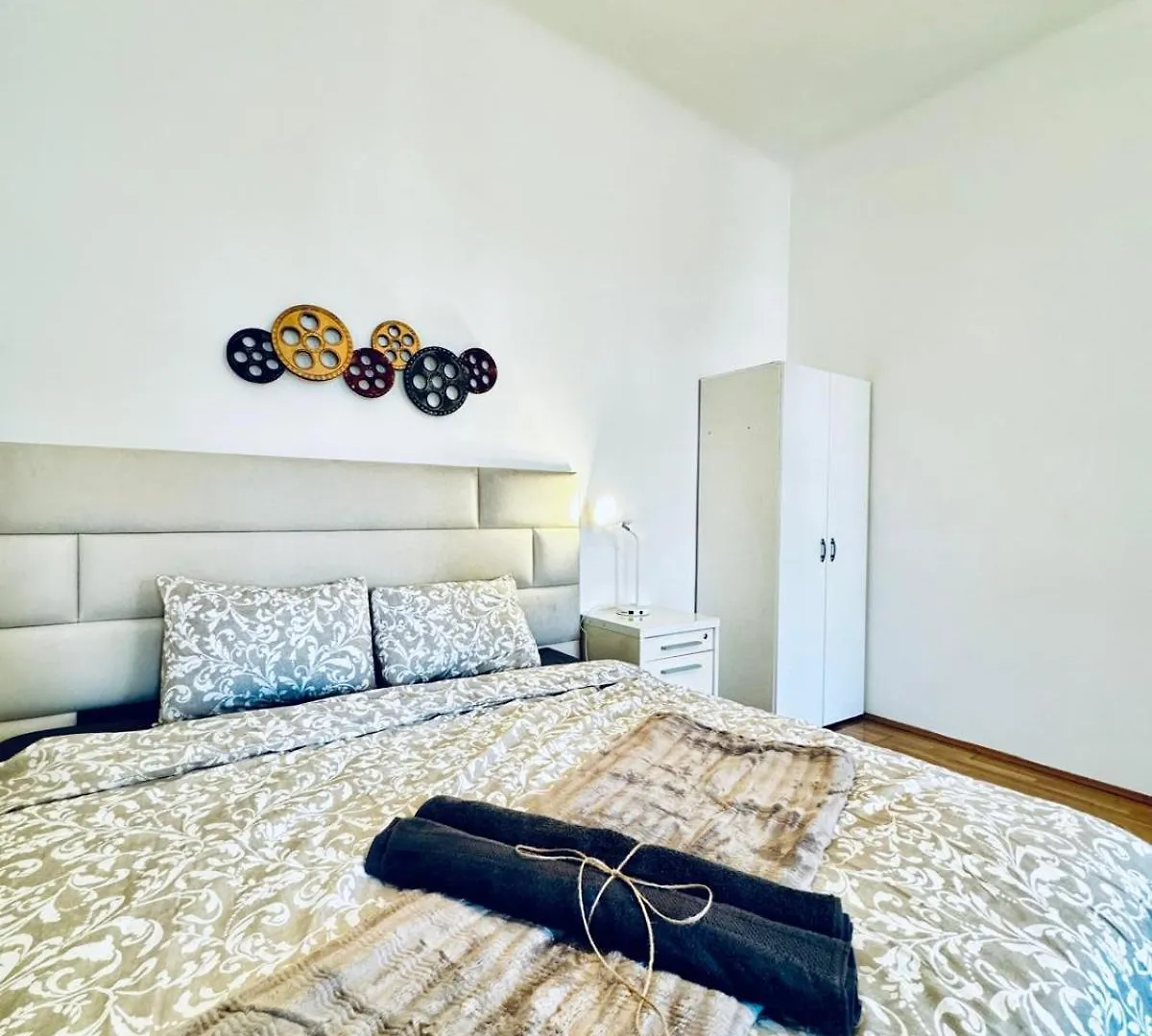 2Br Apartment For 6 People, Only 17 Minute Walk To Schoenbrunn Viyana