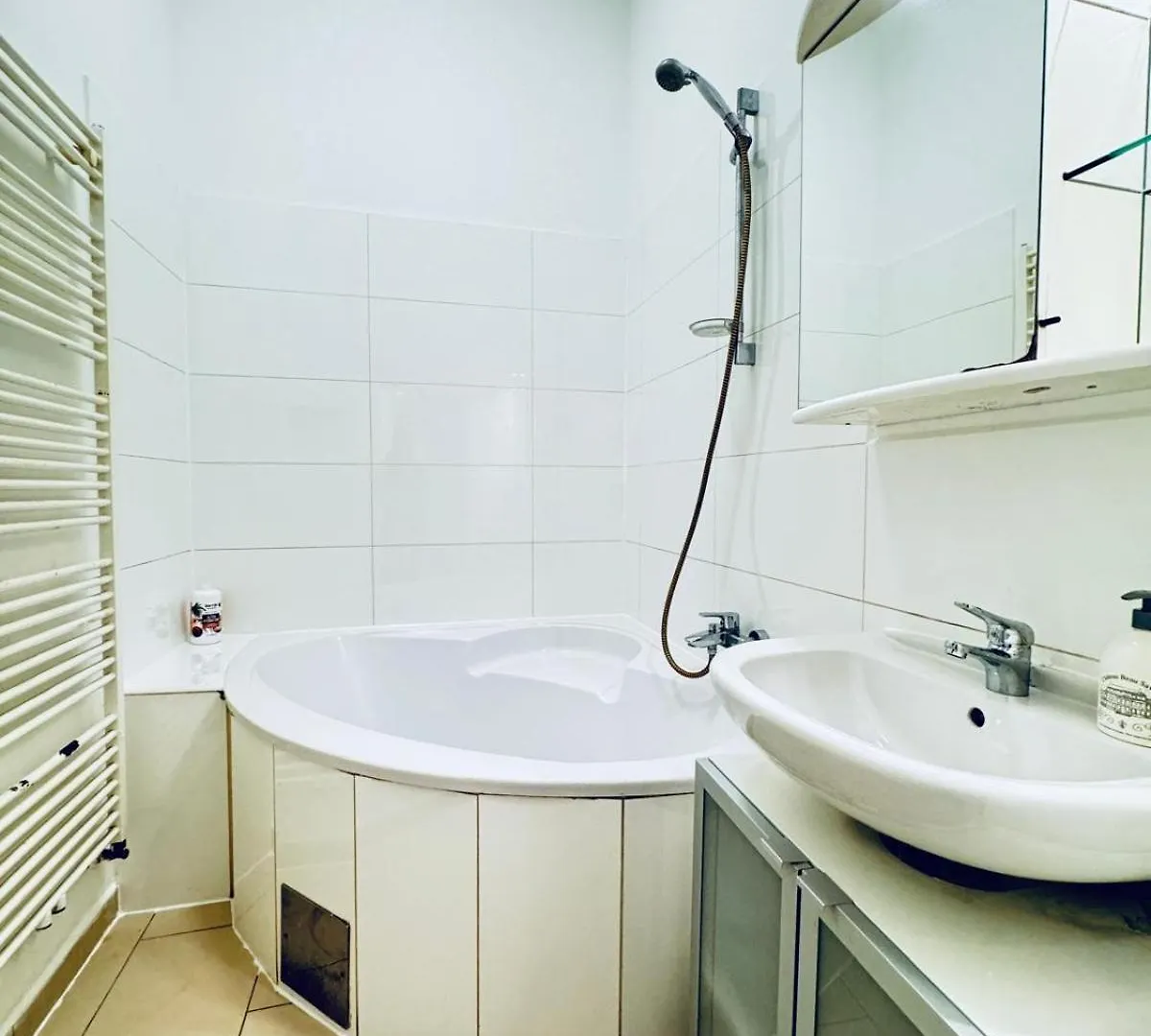 2Br Apartment For 6 People, Only 17 Minute Walk To Schoenbrunn Viena